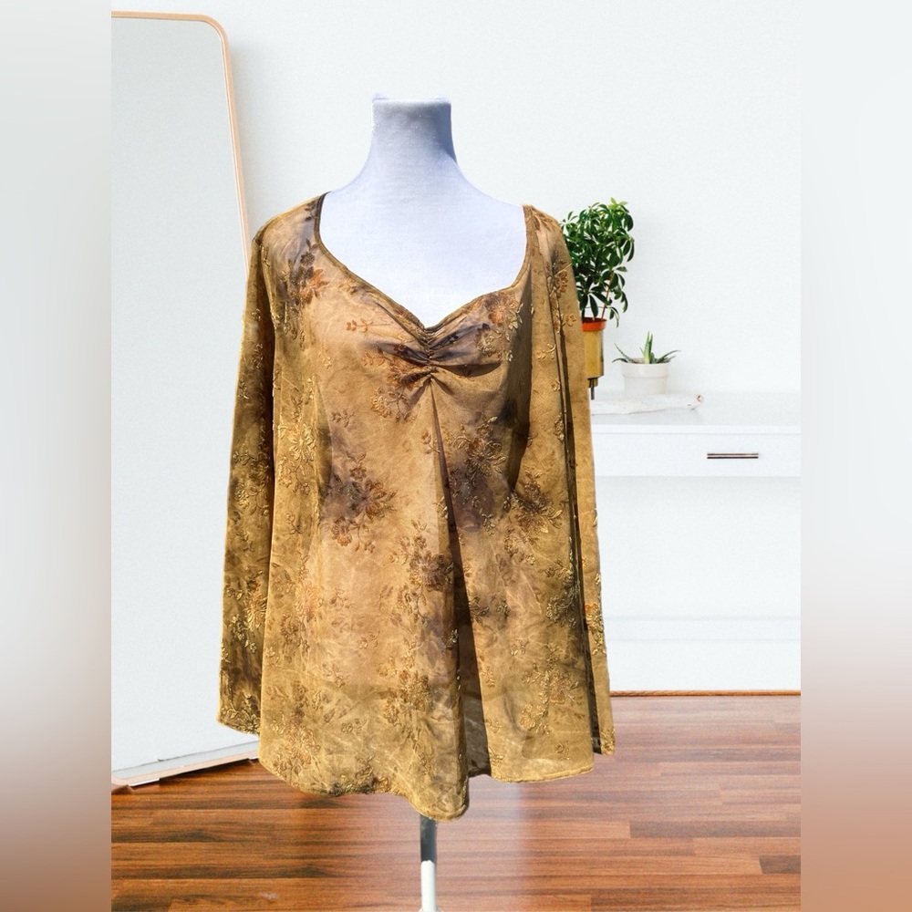 Venezia Jeans Clothing Co.  plus sized semi sheer top size 26/28.